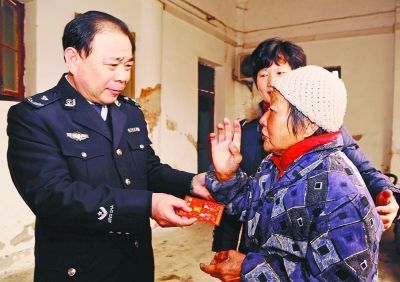 武汉一局长用自己的工资 给敬老院老人送年礼