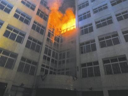襄阳三中男生宿舍楼失火 木质高低床被烧成焦
