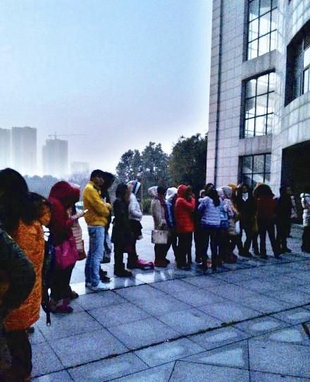 武汉高校开学首日 百名学子凌晨4点排队占自习