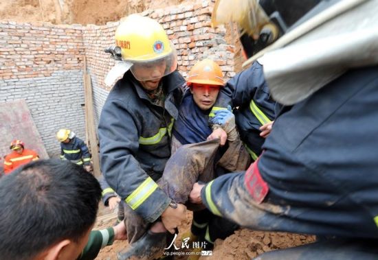 宜昌一工地发生坍塌事故 4名工人被埋3人获救