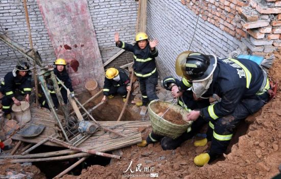 宜昌一工地发生坍塌事故 4名工人被埋3人获救