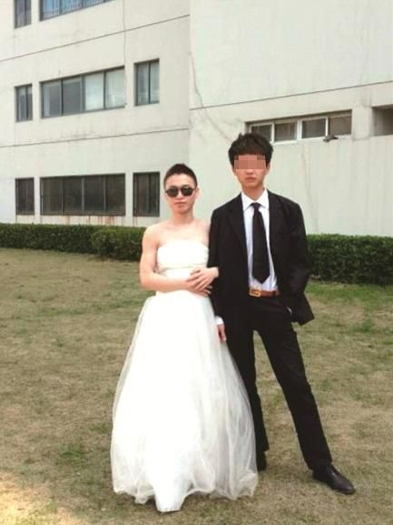 大学男生穿婚纱拍毕业照 网友称这是中国好室