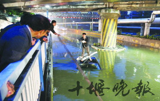 十堰河水突涨铁路桥下6人被困 积水淹至车顶(