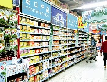 江城超市食品区洋面孔渐多 价格越来越便宜