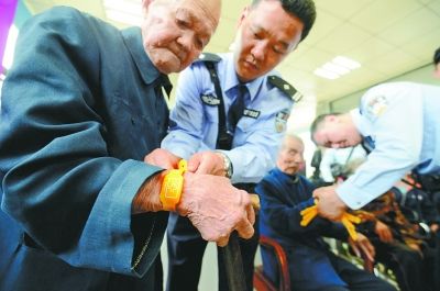 武汉200位老人领到黄手环 半数以上有走失经历