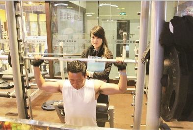 武汉私人健身教练月薪多过万 常有学员追求(图