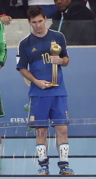 梅西获世界杯金球奖 捧起大赛最佳球员奖杯(图
