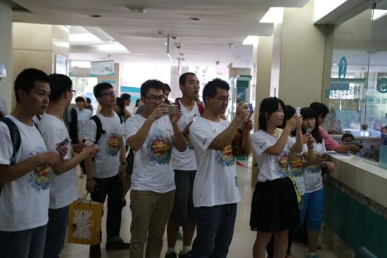 达人们来到武汉艾格眼科医院进行参观。