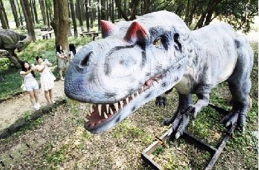 武汉最大仿真恐龙展 百只巨型恐龙将亮相东湖