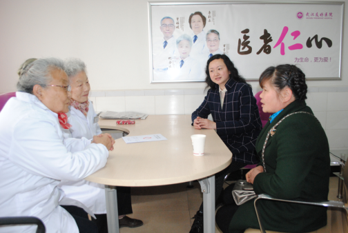 武汉协和医院妇产科专家为受助患者会诊及复查