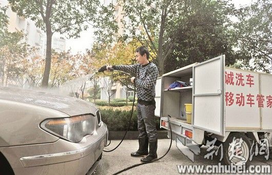 武汉兴起上门洗车:15元一次受欢迎 路面污染惹