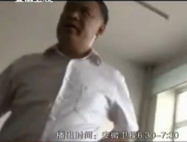 哈尔滨城管打伤瓜农 局长带头围攻记者