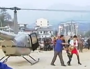 实拍农村媳妇买直升机回家探亲 村民围观