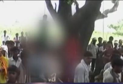 印度姐妹遭轮奸尸体吊树上 警察冷漠对待