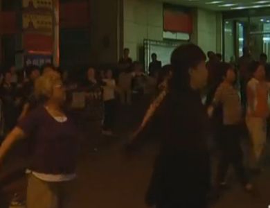实拍广场舞大妈占领上海地铁口