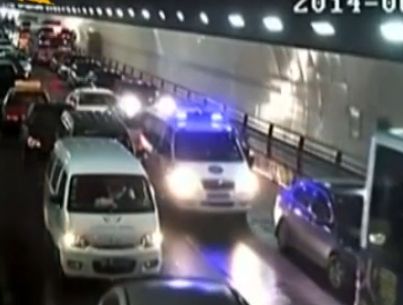 湖北隧道内拥堵 数百车自发为救护车让道