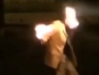 实拍杂技演员表演喷火时打嗝脸部着火