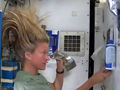 实拍美女宇航员展示太空失重状态下洗头 