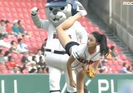 美女踢月腿为棒球赛开球 360度后空翻撼全场