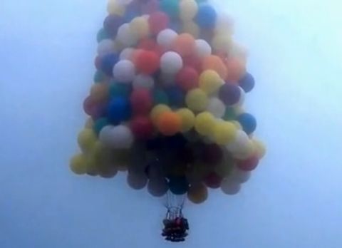 男子乘坐气球飞行