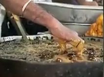实拍印度开挂厨师油锅里徒手捞炸鱼