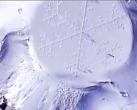 实拍艺术家用双足在雪地上走出惊人美景