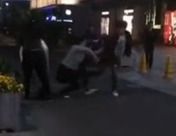 男子当街抱摔女友