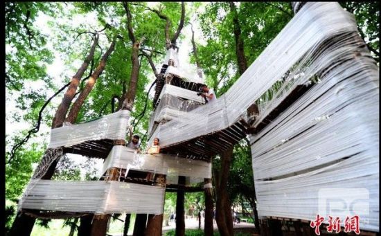 武汉大学生建创意树屋供小朋友玩耍