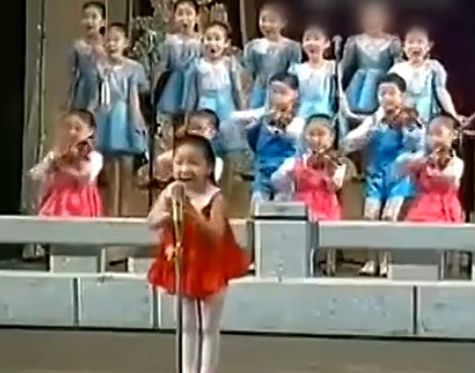 朝鲜小姑娘出新作 小伙伴们表情惊人一致